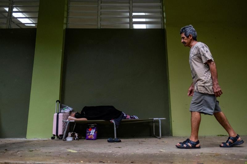 Una mujer afectada por el Huracán duerme provisionalmente a la intemperie 