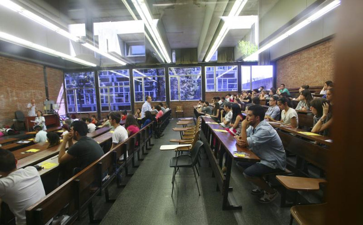 Alumnos de segundo de Bachillerato realizan la prueba de acceso a la Universidad en Barcelona