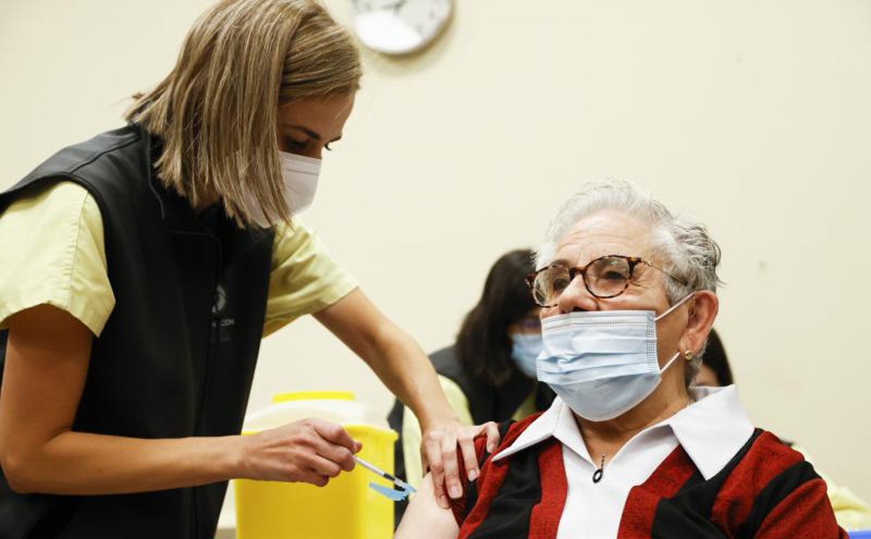 Nieves Cabo fue la primera gallega en recibir la vacuna contra el coronavirus y este lunes ha recibido un nuevo refuerzo
