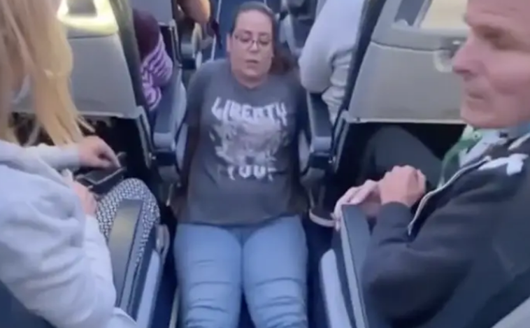 Una chica en silla de ruedas se arrastra por el pasillo de un avión para ir al baño porque la tripulación se negó a ayudarla