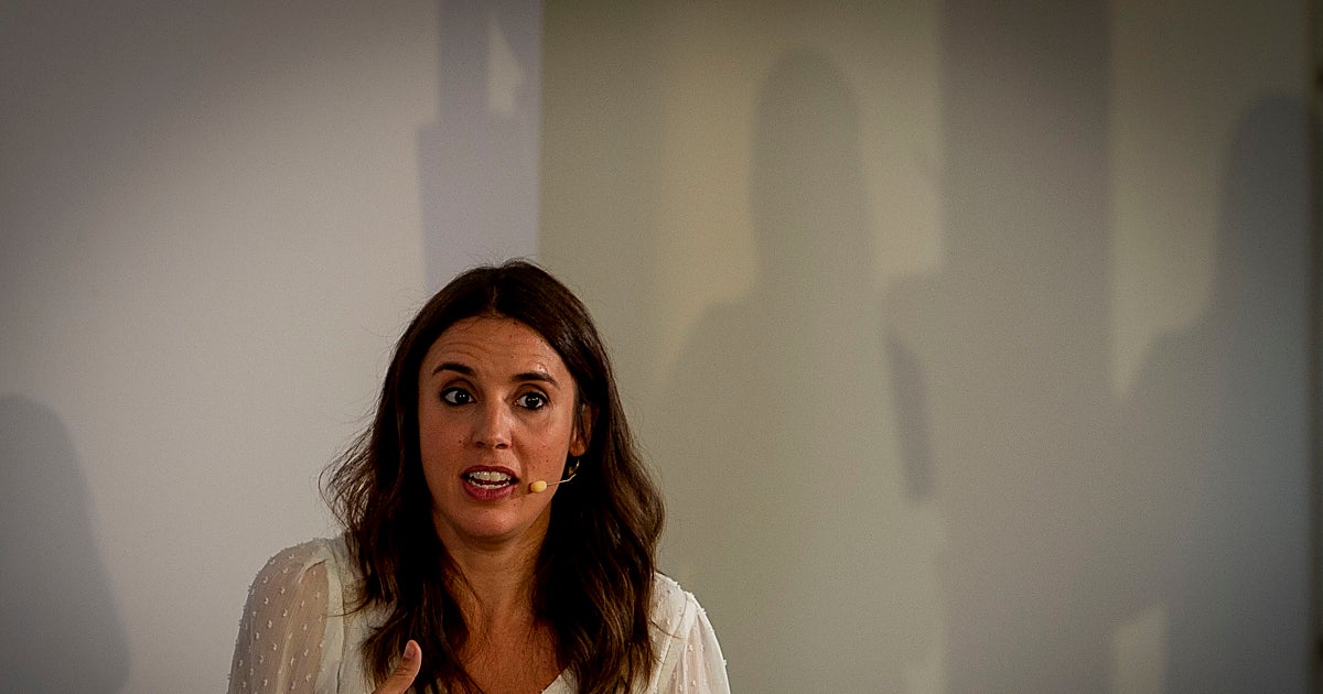 Irene Montero, ministra de Igualdad, saluda a Carmen Calvo en la Comisión del ramo en el Parlamento la semana pasada