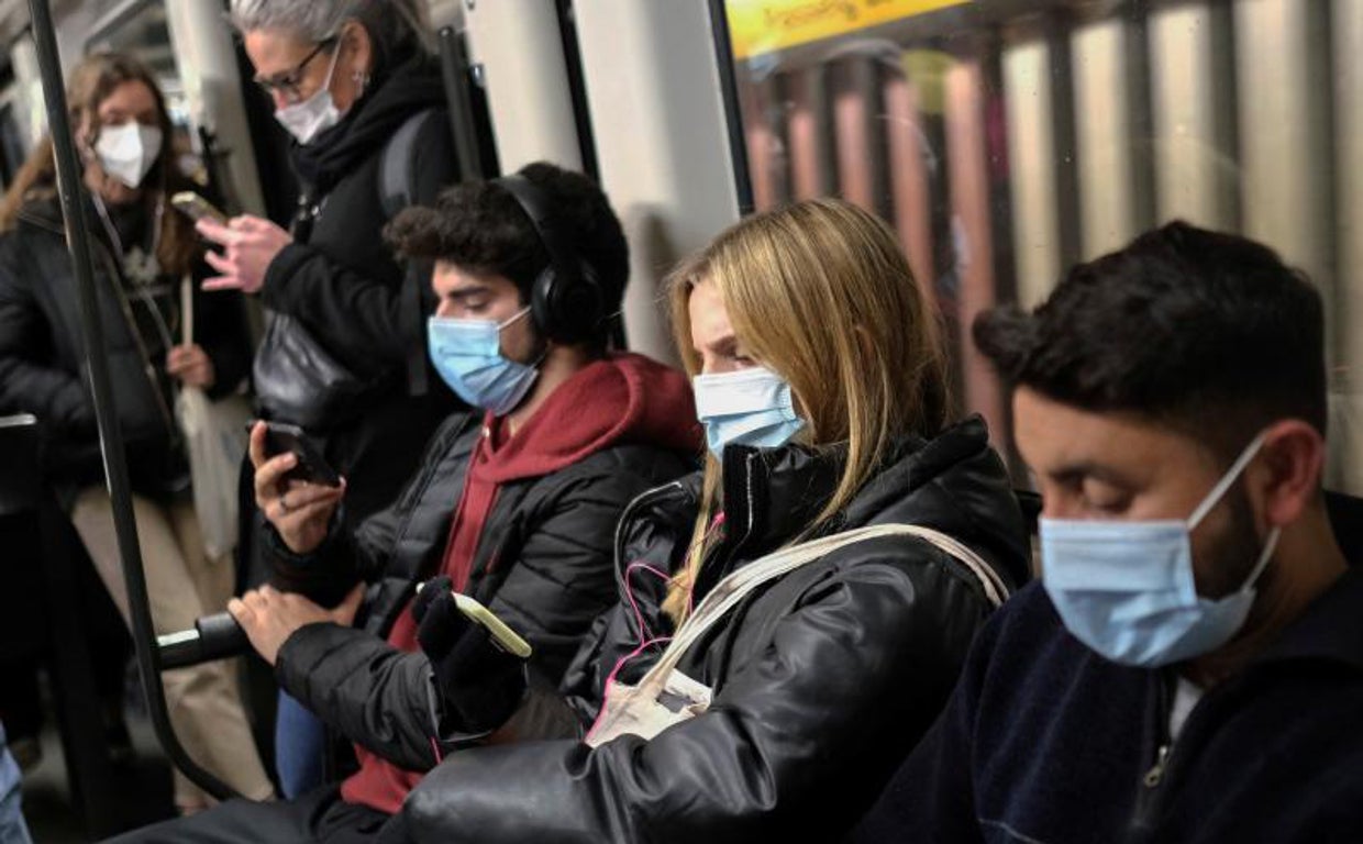 Un grupo de personas viaja en el metro en Barcelona