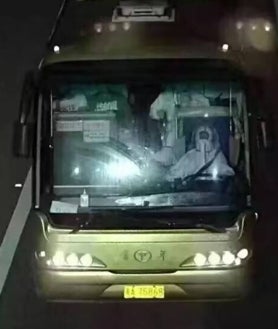 Imagen secundaria 2 - Los controles PCR son obligatorios en Pekín y otras ciudades cada dos o tres días para poderse mover en transporte público (arriba). El traslado de contactos directos del Covid-19 en autobús, con un conductor con traje de seguridad y de madrugada, ha provocado un accidente que ha causado 27 muertos.