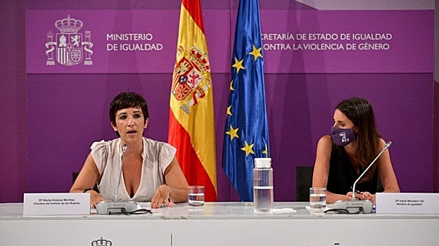 La directora del Instituto de las Mujeres, Toni Morillas, y la ministra de Igualdad, Irene Montero