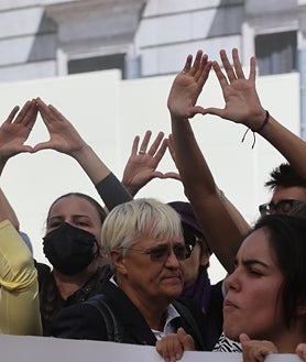 Imagen secundaria 2 - Pancartas y gestos feministas contra la 'ley trans'. A la derecha, la exdiputada del PSOE Ángeles Álvarez asiste a la concentración