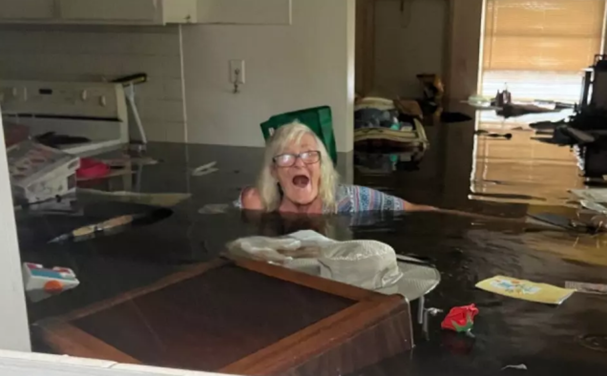 En la imagen Karen Lauder, de 84 años, quien fue rescatada por su hijo durante el huracán Ian el pasado 28 de septiembre de 2022