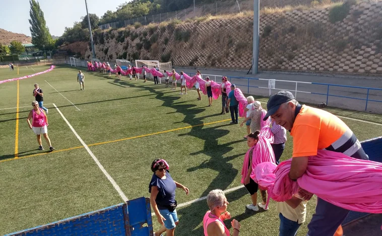 El lazo rosa más grande del mundo contra el cáncer de mama en las montañas 'Tetas de Viana'