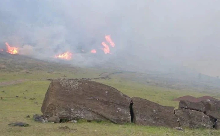 Un incendio forestal en la Isla de Pascua arrasa más de 50 hectáreas y quema sus icónicas estatuas talladas