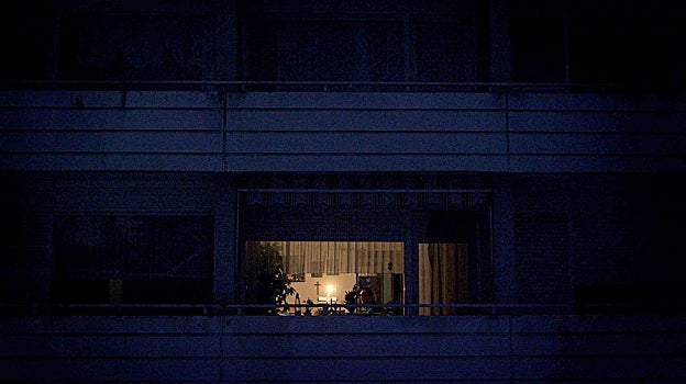 Un hombre ilumina su casa con una vela durante un apagón en Alemania