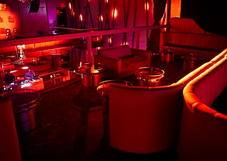 Imagen secundaria 1 - Arriba, llegada a la sala Shoko, en la capital. Abajo, un reservado de esta misma discoteca y, a la derecha, las terrazas de la madrileña plaza de Santa Ana