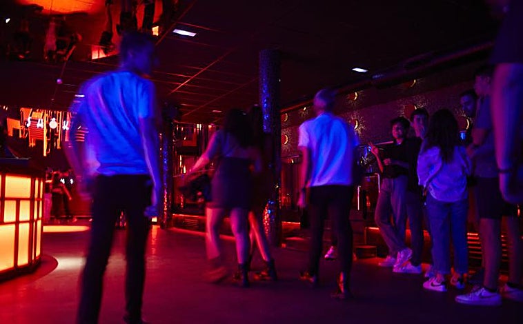 Imagen principal - Arriba, llegada a la sala Shoko, en la capital. Abajo, un reservado de esta misma discoteca y, a la derecha, las terrazas de la madrileña plaza de Santa Ana