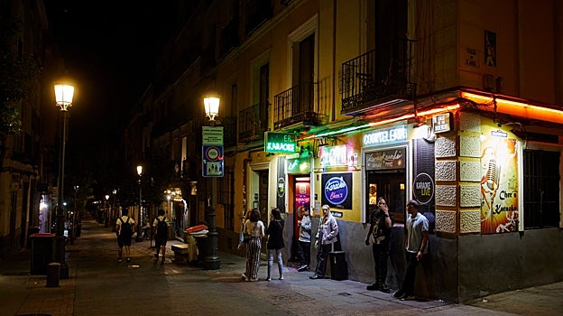 En el karaoke de Huertas la densidad de población ya es otra cosa