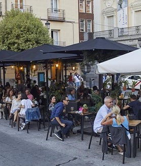 Imagen secundaria 2 - Arriba, llegada a la sala Shoko, en la capital. Abajo, un reservado de esta misma discoteca y, a la derecha, las terrazas de la madrileña plaza de Santa Ana