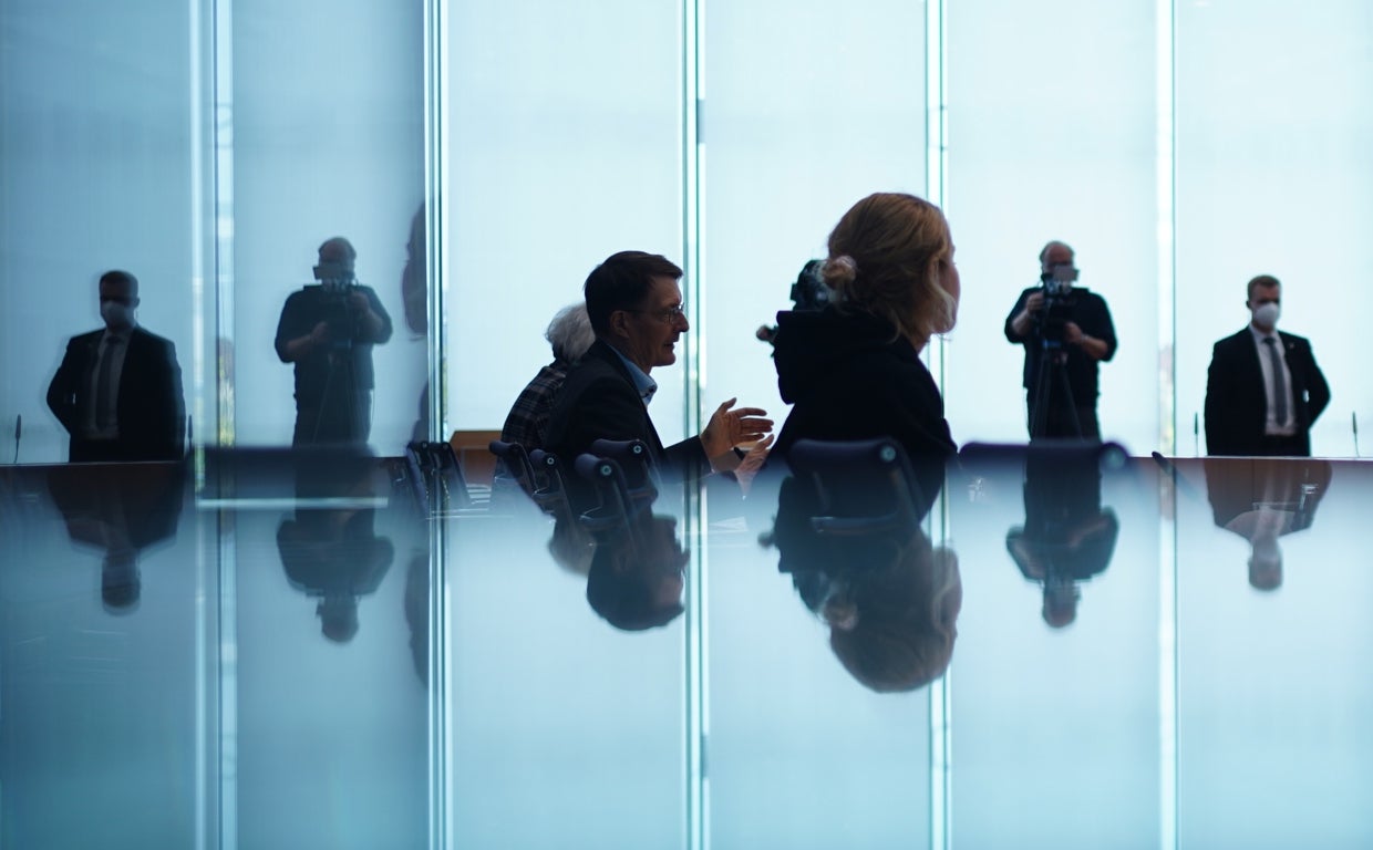 Rueda de prensa del ministro alemán de Sanidad, Karl Lauterbach (centro)