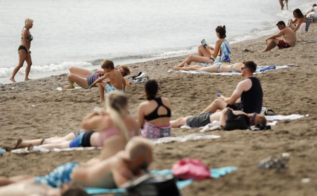 El pasado día de la Fiesta Nacional en Málaga la gente se acercó a la playa
