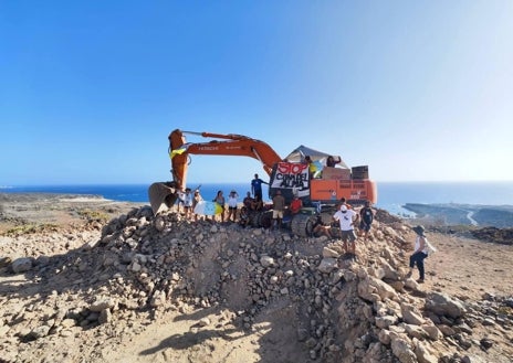 Imagen secundaria 1 - La plataforma Salvemos el Puertito protesta a pie de obra del proyecto de la 'Cuna del Alma'