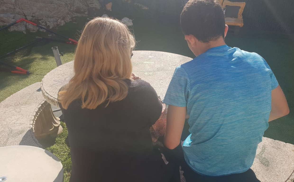 Pilar Joan junto a su hijo Sergi, en su casa de Vallirana (Barcelona)