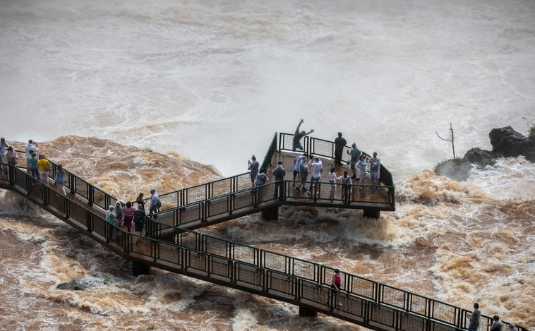 Las cataratas de Iguazú se desbordan tras fuertes lluvias torrenciales y aumentan su caudal hasta en diez veces más