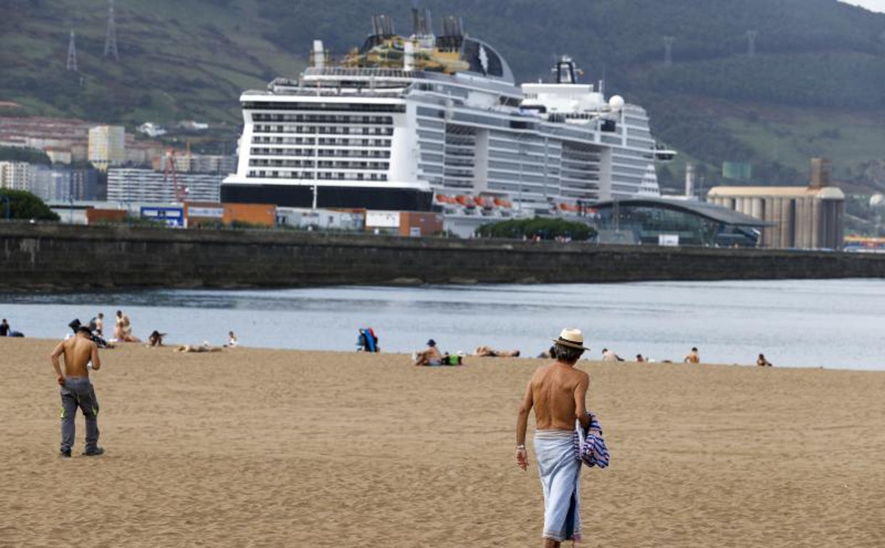 Bañistas aprovechan el buen tiempo para disfrutar en la playa vizcaína de Ereaga