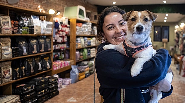Tana, junto a su dueña, en Naturanimal, una tienda que huye del 'fast food' para animales