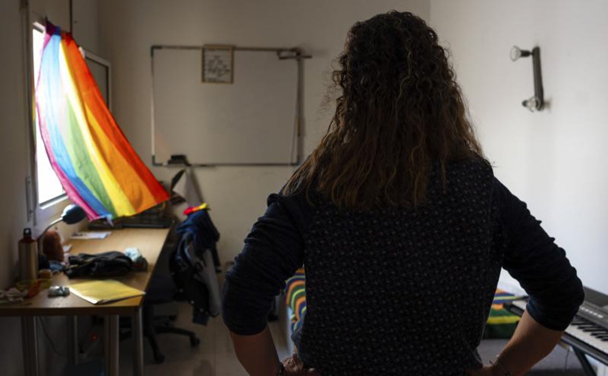 Clara (nombre ficticio) posa en la habitación de su hija
