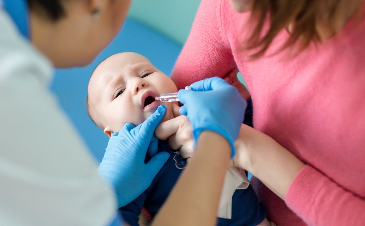 Un bebé recibe la vacuna oral contra la polio