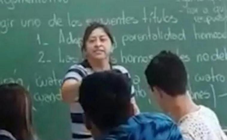 Entra en la clase del colegio de su hijo y agrede al niño que le estaba haciendo bullying