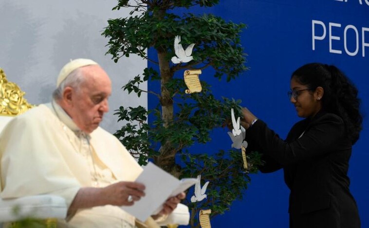 El Papa a jóvenes en Baréin: «No permitáis que diferencias de raza, cultura o religión se transformen en temor que aísla»