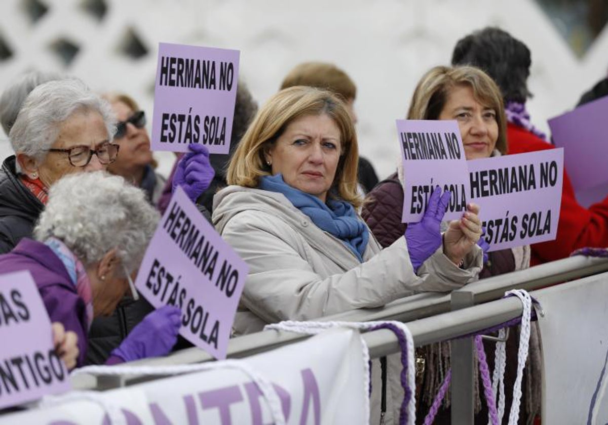 Mujeres con carteles de apoyo a la víctima de La Manada de Pozoblanco