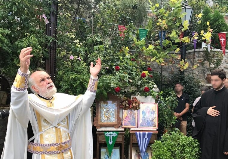 Un párroco griego acusado de falsos milagros se niega a abandonar su parroquia