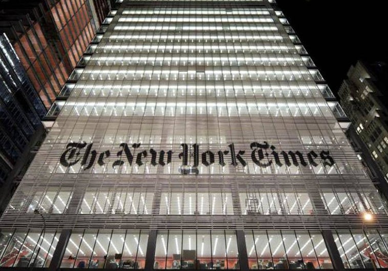 Un hombre entra con una espada y un hacha a la redacción del periódico 'The New York Times'