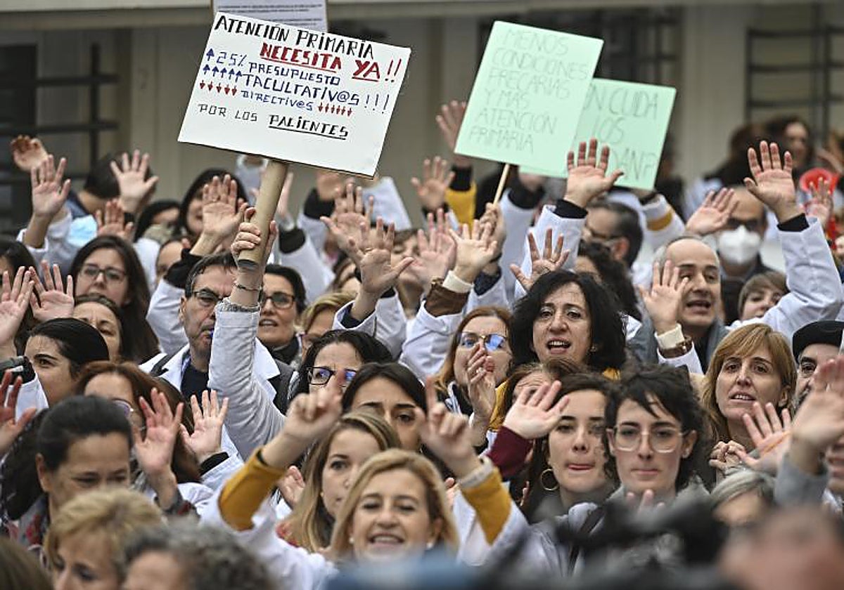 Protesta en Madrid -donde ha comenzado este lunes la huelga- por la situación en Atención Primaria