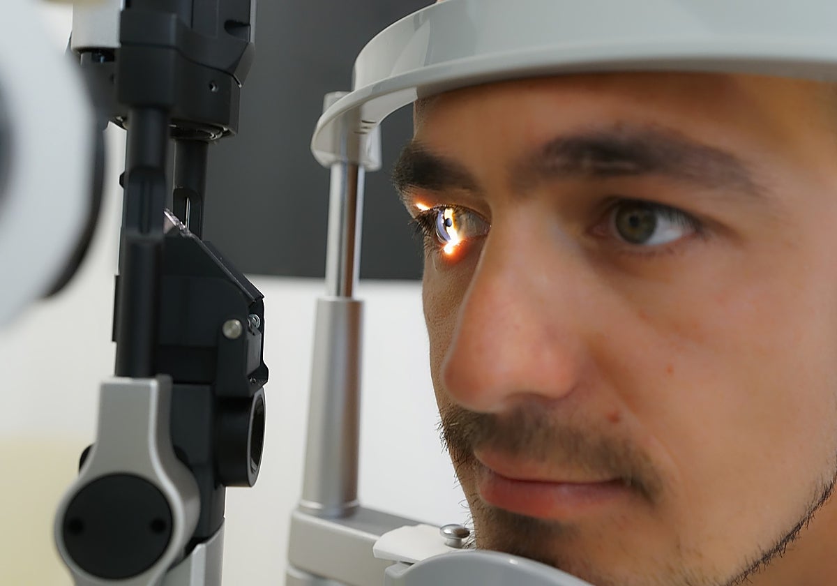 Un hombre va al oftalmólogo para que le revisen las gafas y sale ciego de la consulta: «Me amputaron parte del ojo»