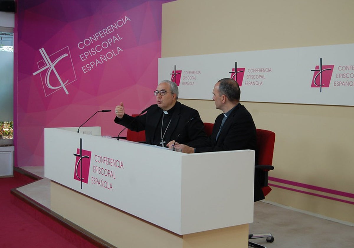 César García Magán, a la izquierda, en un momento de su intervención ante la prensa