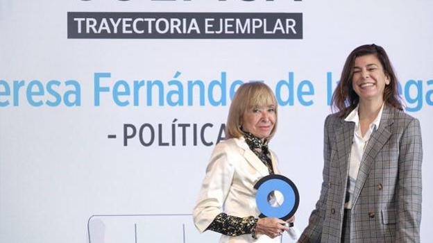 María Teresa Fernández de la Vega recibe el premio Trayectoria Ejemplar en la Política de manos de Paula de las Heras, redactora de Colpisa