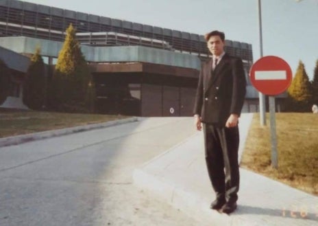 Imagen secundaria 1 - En la foto superior, el bautismo como testigo de Patricia García. Por debajo, Israel Flórez, cuando pertenecía a la confesión religiosa, a las puertas de la sede nacional, en Ajalvir (Madrid). En la otra foto Patricia García en un salón del reino