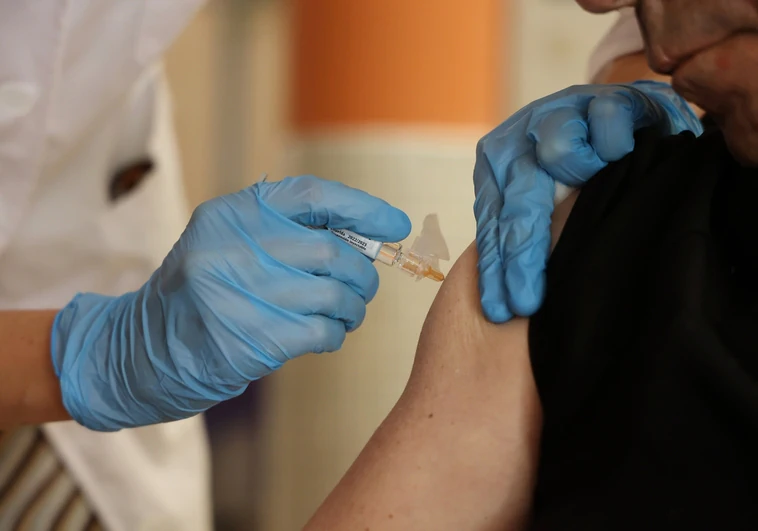 Sanidad desvela nuevos efectos secundarios de las vacunas covid: se unen a los ya conocidos