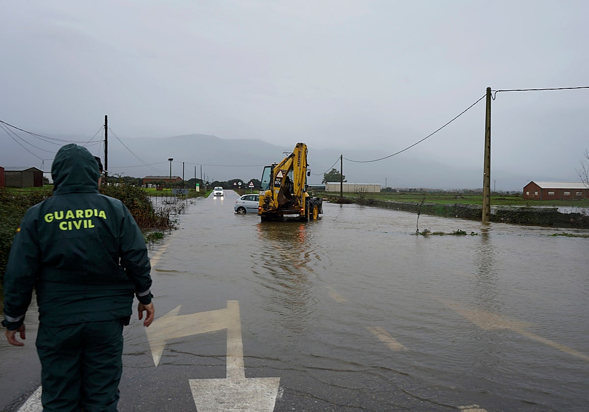 Una de las carreteras extremeñas cortadas por las fuertes lluvias.