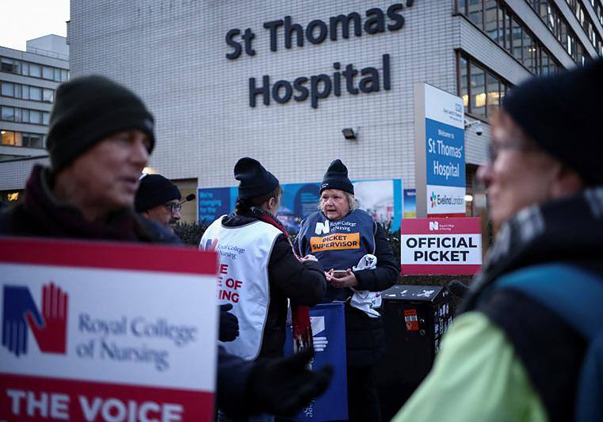 Enfermeros del sistema nacional de salud de Reino Unido en huelga