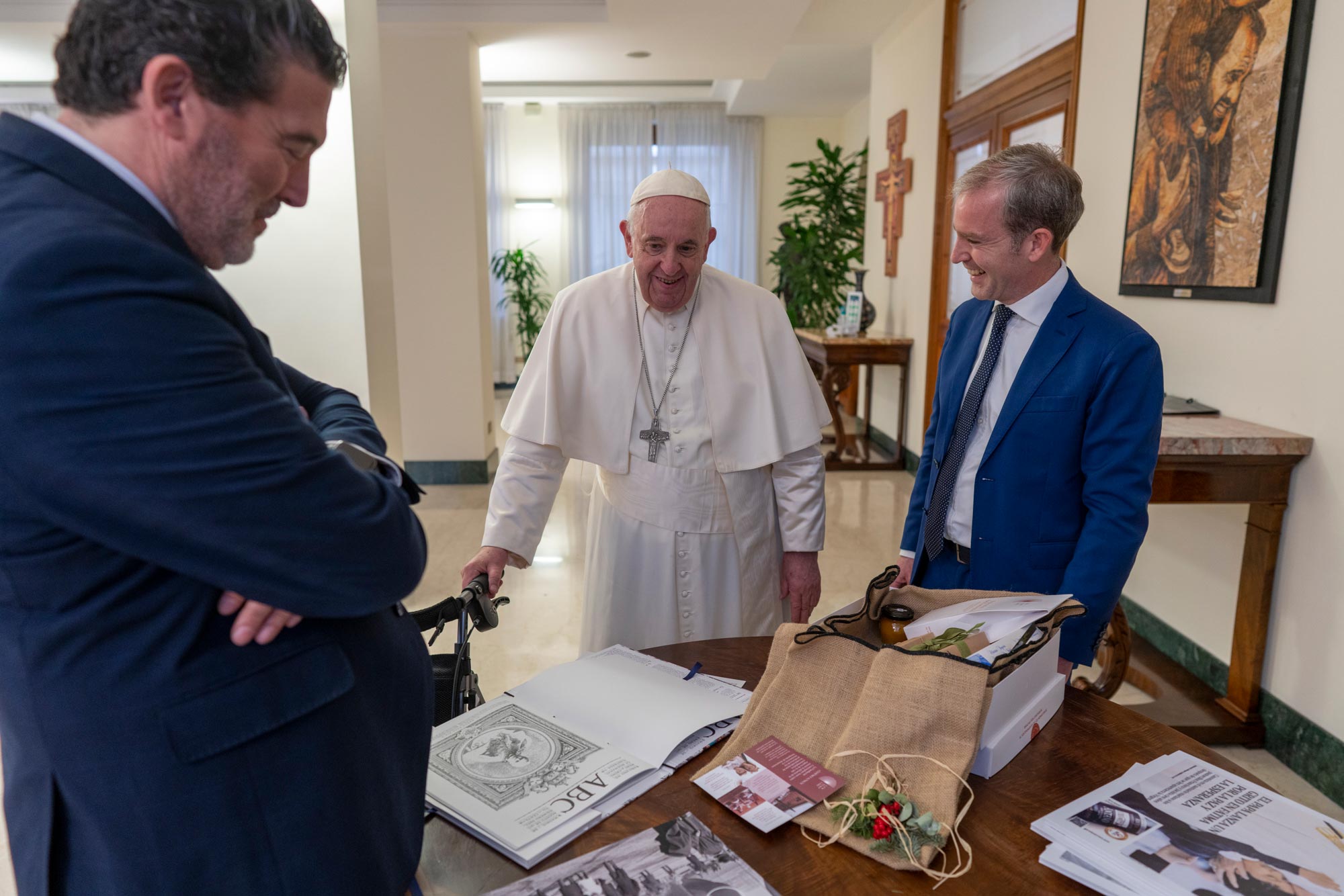 Julián Quirós y Javier Martinez-Brocal agasajaron al Papa Francisco con dulces navideños y recuerdos de ABC