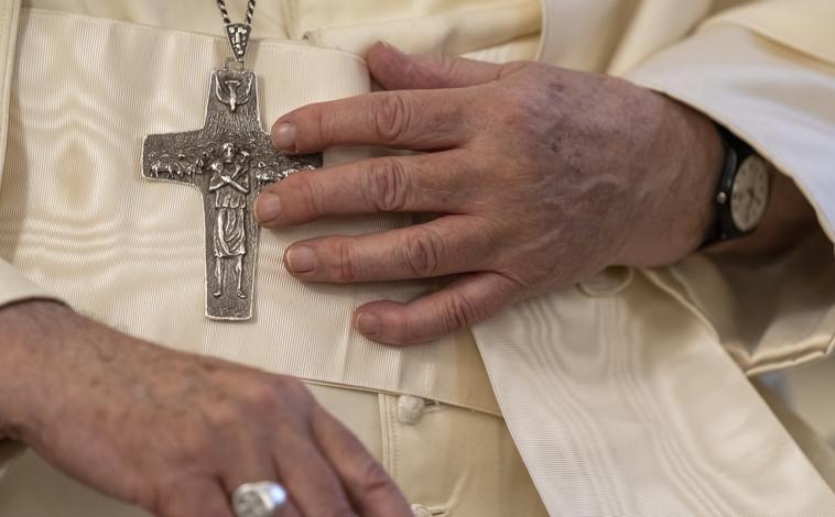 Imagen principal - Detalle del crucifijo, el bastón y el anillo del Papa Francisco. 