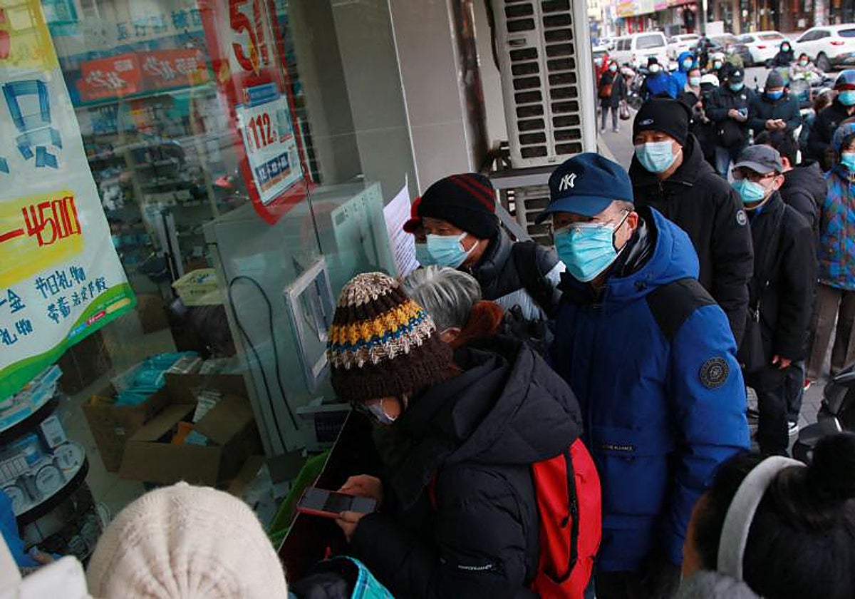 Ciudadanos chinos hacen cola frente a una farmacia