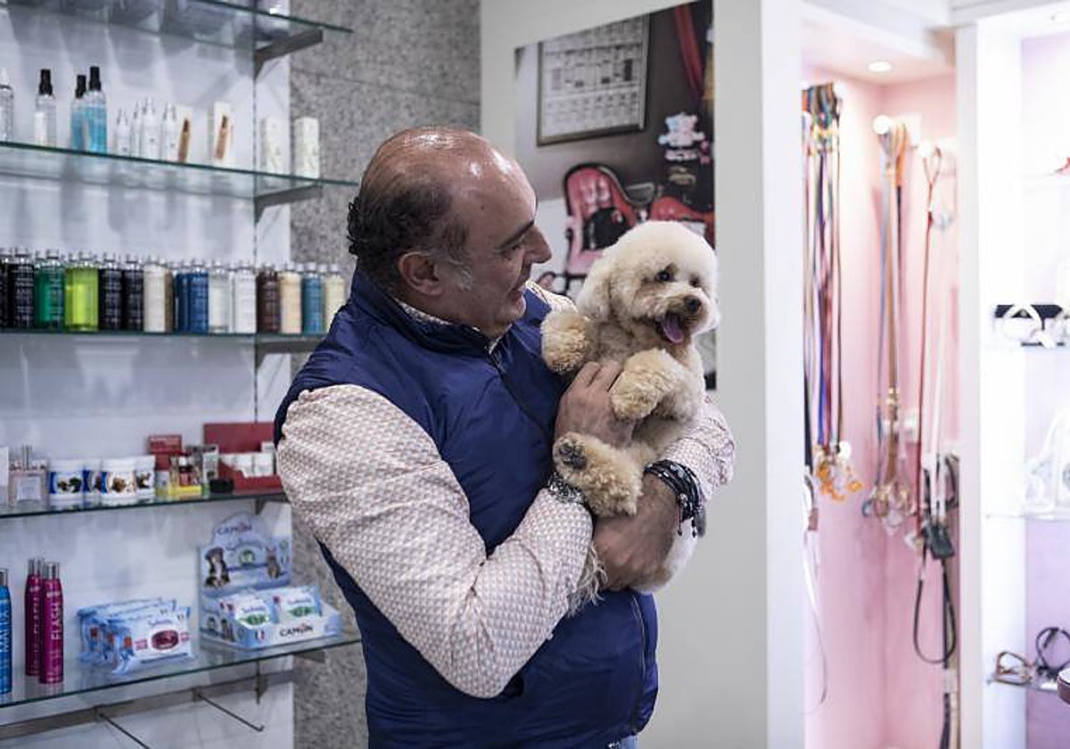Un perro y su dueño en un centro de cosmética para mascotas