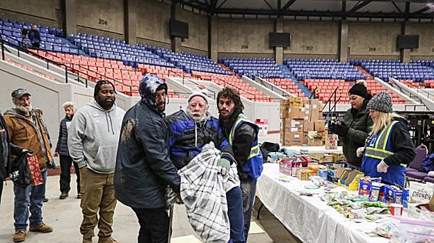 El centro Broadbent Arena in Louisville se ha convertido en un centro de refugiados