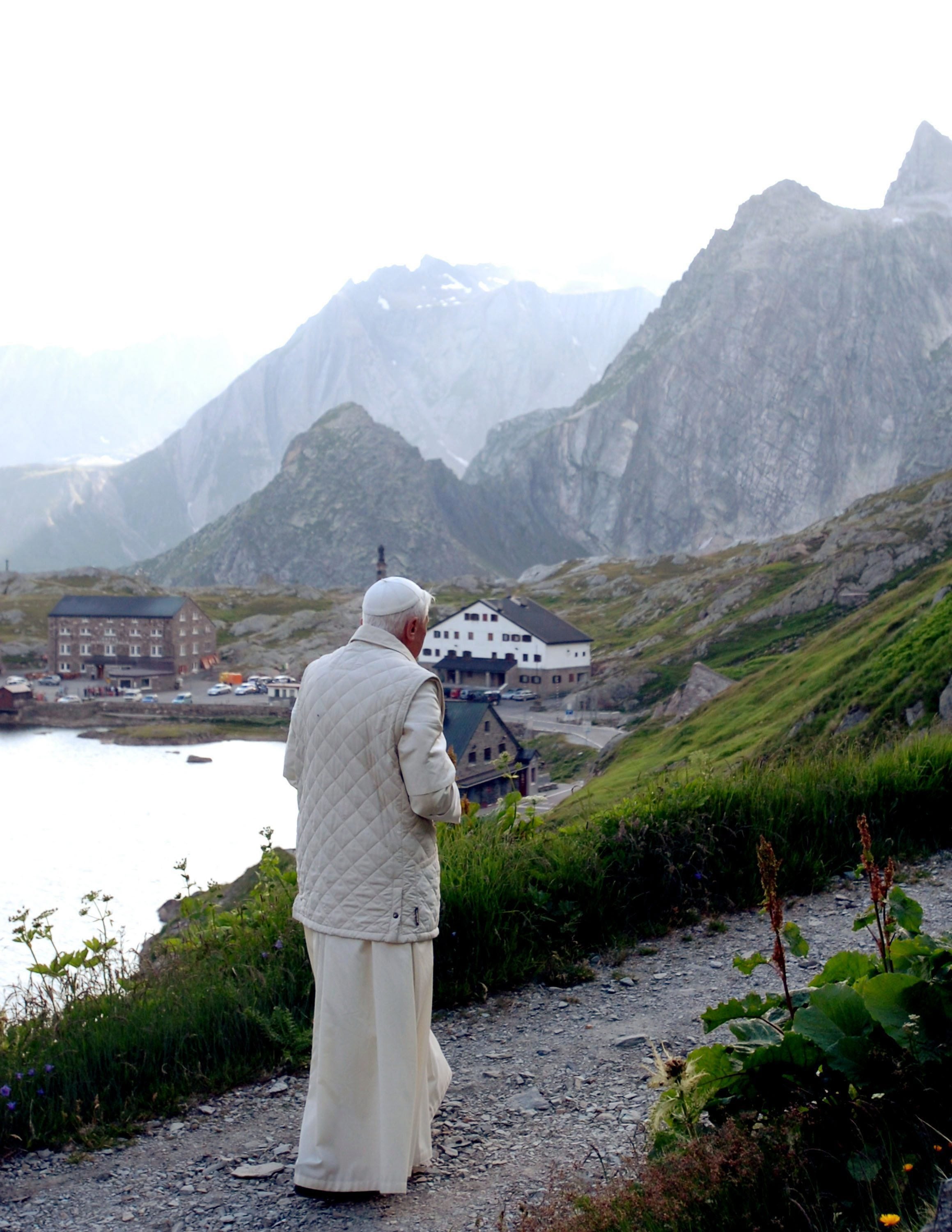 El Papa Benedicto XVI camina cerca de la Casa de San Bernardo en Martigny, en la parte suiza de la montaña Gran San Bernardo en Suiza, el 19 de julio de 2006, durante sus vacaciones.