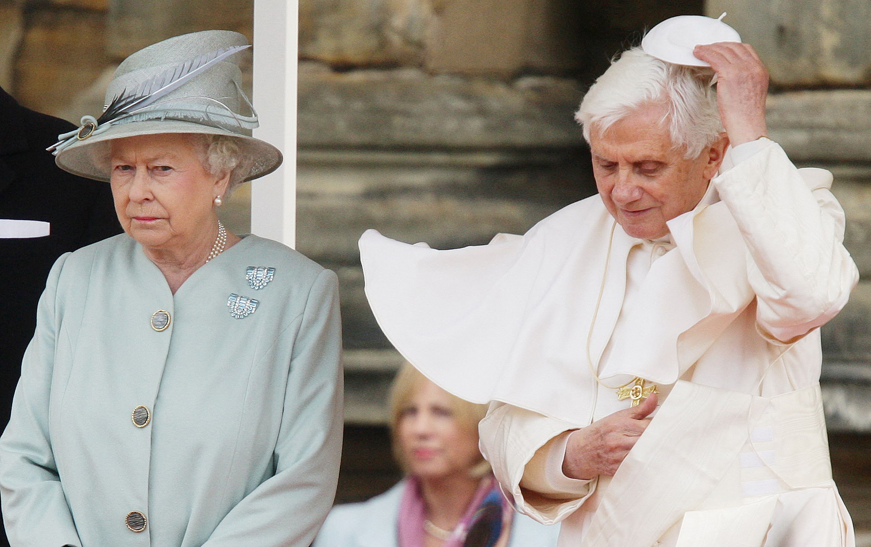 El Papa Benedicto XVI (derecha) sujetasu 'zucchetto' durante un encuentro con la reina Isabel II en el Palacio de Holyroodhouse en Edimburgo, Escocia,el 16 de septiembre de 2010.
