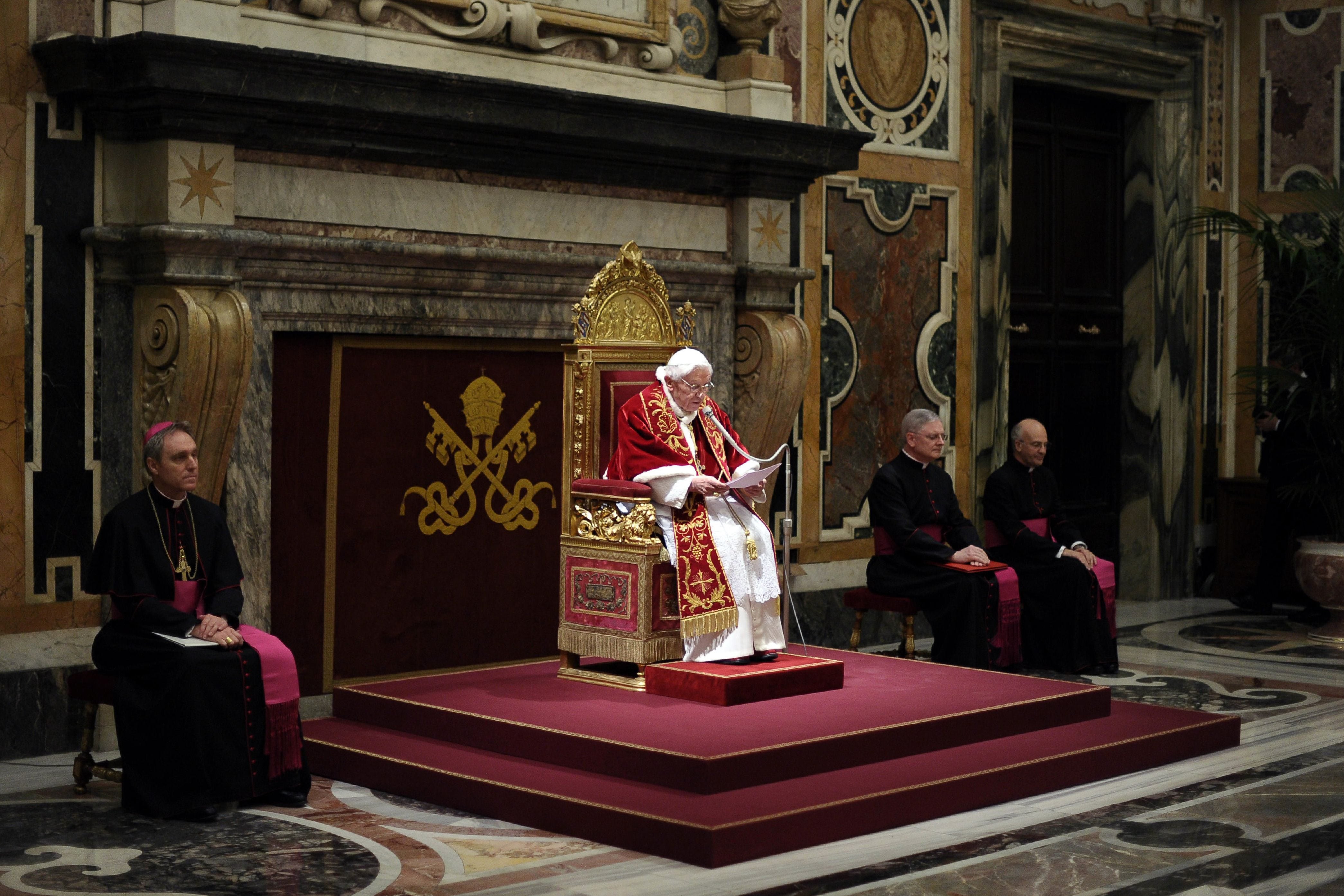 El Papa Benedicto XVI , durante un discurso a los cardenales en el ornamentado Clementine Hall del Vaticano.