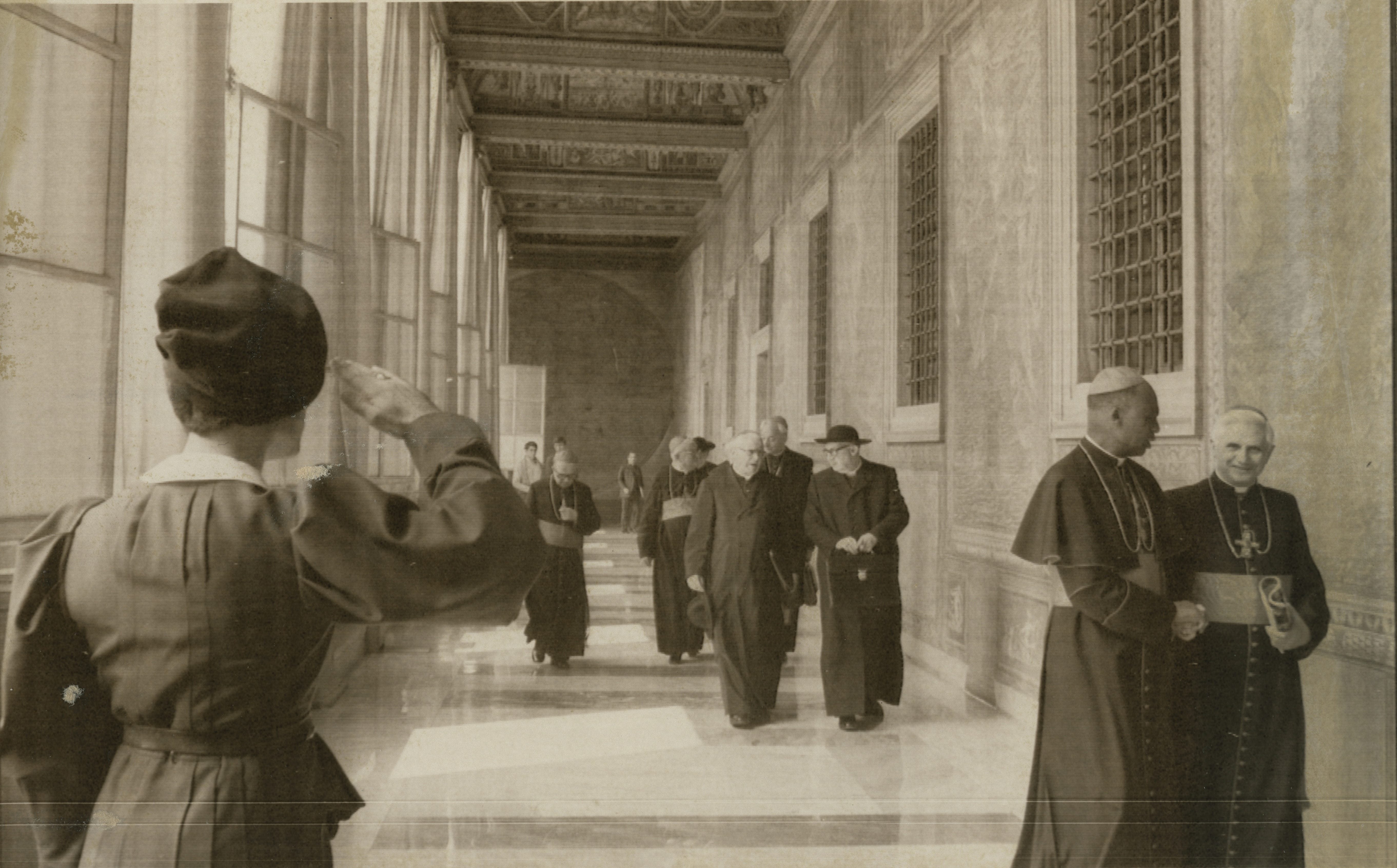 El cardenal Laurean Rugambwa, arzobispo de Dar-Es-Salaam, y el entonces cardenal Joseph Ratzinger, arzobispo de Munich.