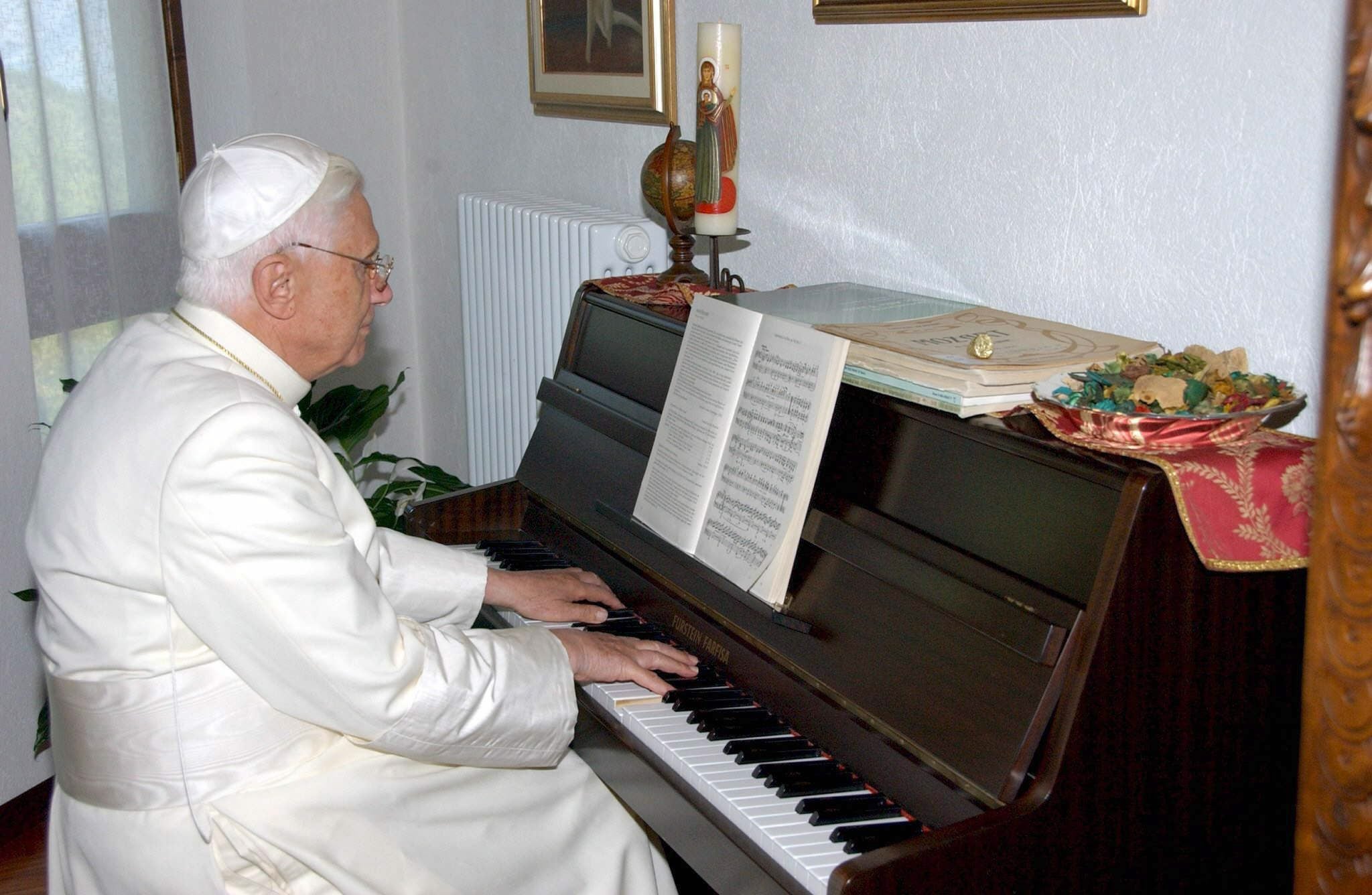 El Papa Benedicto XVI toca el piano durante sus vacaciones en Les Combes en la región del Valle de Aosta al norte de Italia.