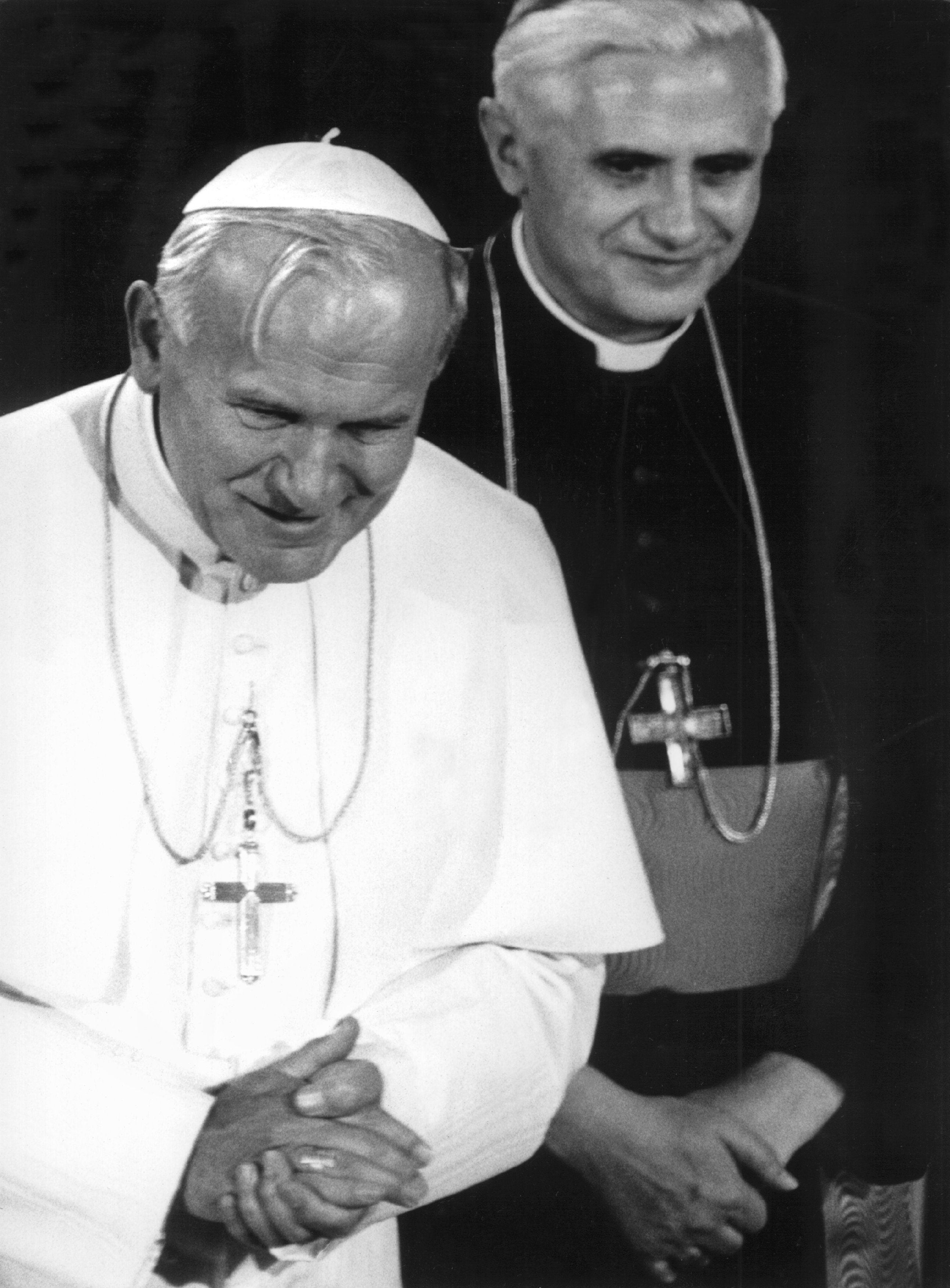El Papa Juan Pablo II, durante un encuentro con el cardenal Joseph Ratzinger, en Múnich, Alemania, en noviembre de 1980
